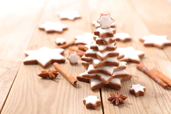 Lebkuchen Mit Gewürzen Und Christbaumschmuck — Stockfoto