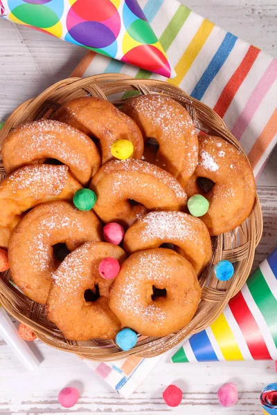 Gastronomische Donut Met Carnaval Decoratie — Stockfoto