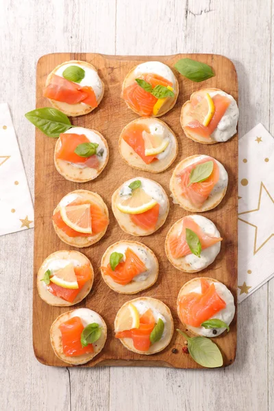 Tabla Madera Con Canapé Queso Salmón — Foto de Stock