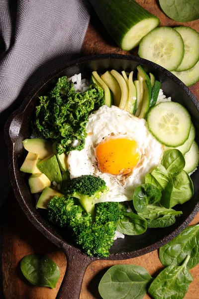 Смажене Яйце Зеленим Овочем — стокове фото