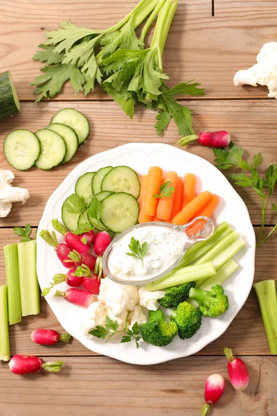 生蔬菜及浸泡酱料健康食品概念 — 图库照片