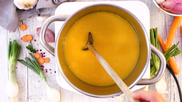 平底锅中调味的混合汤的特写镜头 — 图库视频影像