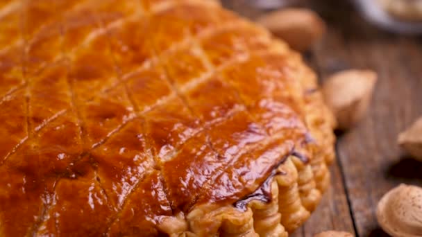 Primer Plano Sabrosa Torta Almendras Mesa Madera — Vídeo de stock