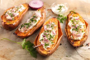 Kremalı ve otlu fırında patates