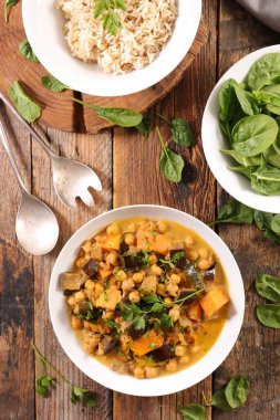 Patlıcanlı tatlı patates, Hindistan cevizi kremalı ve baharatlı.