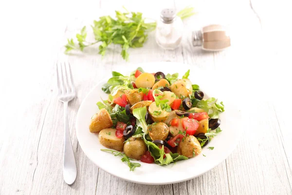 Mixed Vegetable Salad Potato Tomato Olive Lettuce — Stock Photo, Image