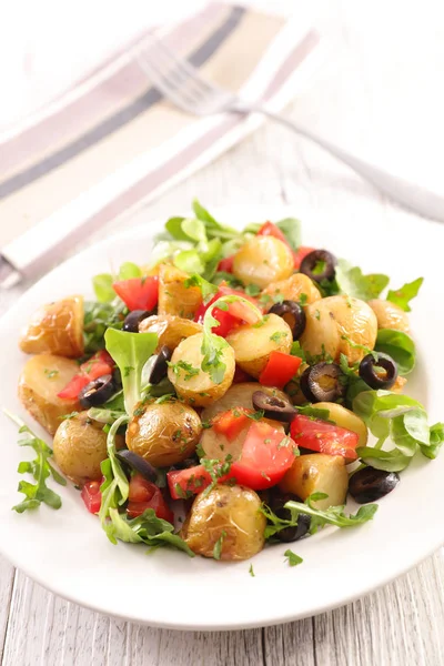 Salada Vegetal Mista Com Batata Tomate Azeitona Alface — Fotografia de Stock