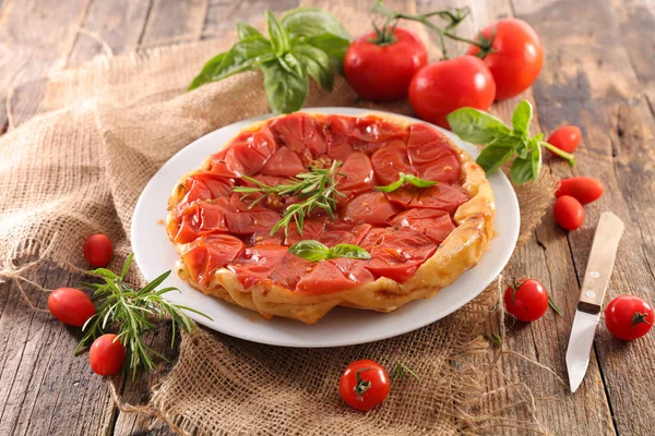 Tomato Quiche Basil Wood Background — Stock Photo, Image