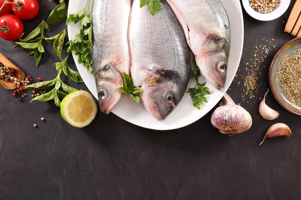 Сырая Рыба Дорадо Ингредиентами Специями — стоковое фото