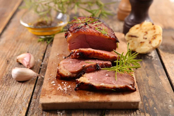 Gebratene Entenbrust Und Scheiben Auf Holzbrett — Stockfoto