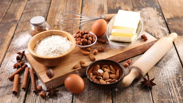 Ingrediente Panificação Tábua Madeira Farinha Ovo Noz Manteiga Especiarias — Fotografia de Stock