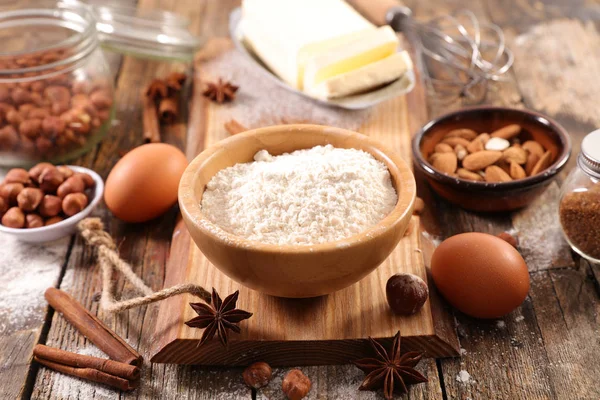 Hornear Ingredientes Alimentarios Sobre Tabla Madera Harina Huevo Nuez Mantequilla — Foto de Stock