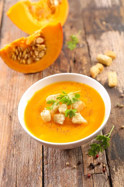 Pumpa Soppa Skål Med Crouton Trä Bakgrund — Stockfoto