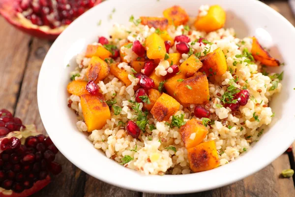 Quinoasallad Med Pumpa Och Granatäpple — Stockfoto