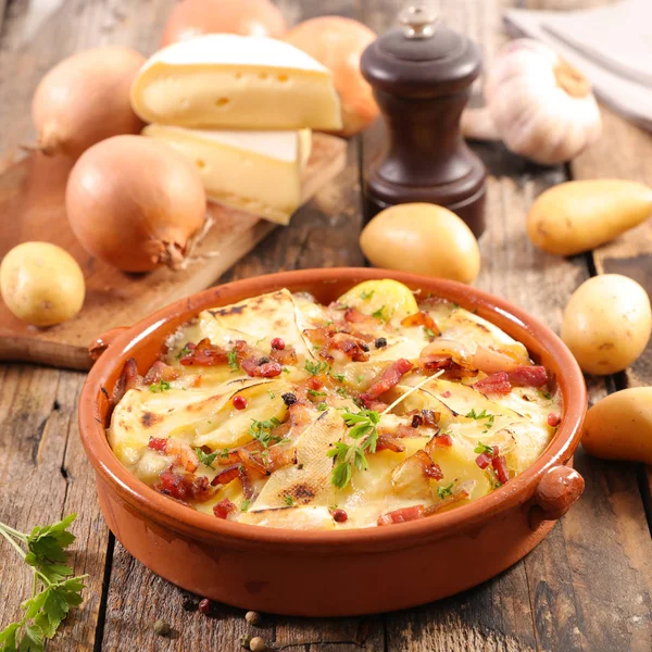Tartiflette Fransız Gastronomisi Patates Pastırma Peynirli — Stok fotoğraf