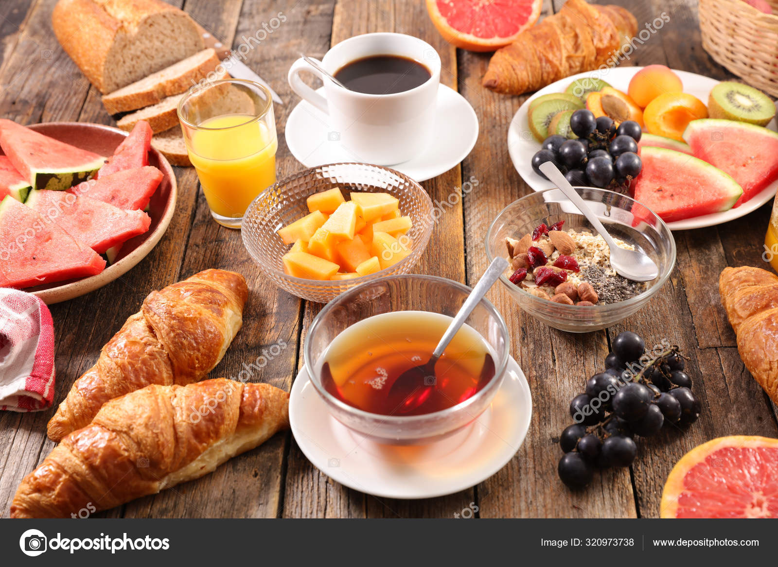 Kahve Çay Ekmek Müsli Meyveli Sağlıklı Kahvaltı — Stok Foto © studioM