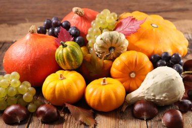 Ahşap zemin üzerinde çeşitli balkabağı çeşitleri