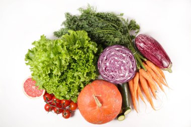 Beyaz arkaplanda izole edilmiş çiğ sebze grubu, üst görünüm