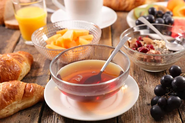 Schüssel Tee Mit Gesundem Frühstück Obst Müsli Brot Und Orangensaft — Stockfoto