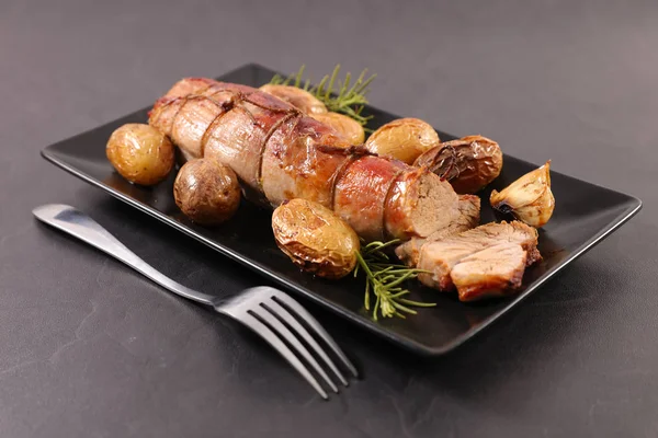 Filet Mignon Haasje Gekookt Met Gebrande Aardappelen — Stockfoto