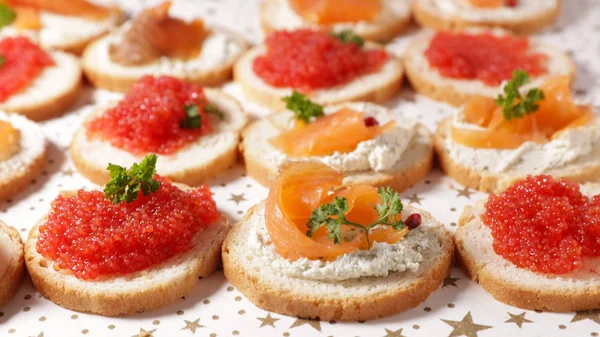 Canapé Com Salmão Caviar — Fotografia de Stock