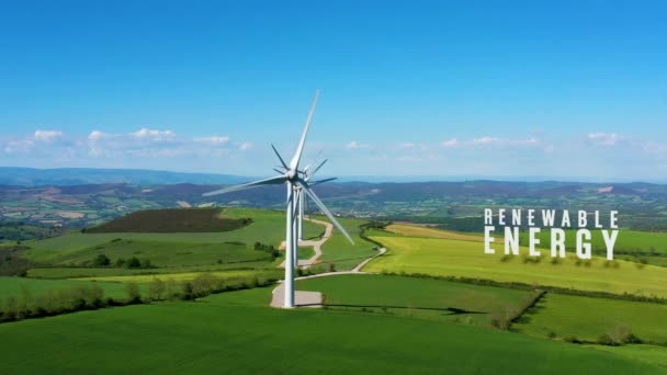 Metraje Aéreo Hermoso Campo Verde Con Turbinas Eólicas Inscripción Energía — Vídeos de Stock