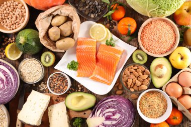 sağlıklı besin - meyve, sebze, tahıl gevreği, somon balığı kompozisyonu - sağlıklı yaşam tarzı