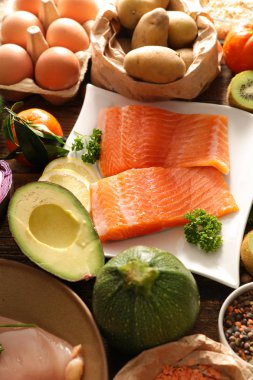 Meyveli, sebzeli, somon balıklı, yumurtalı sağlıklı yiyecek.