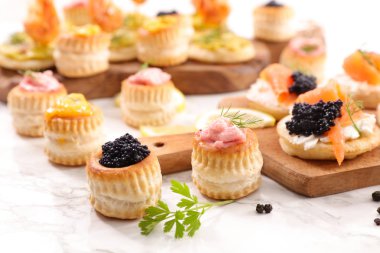 Havyar ve somon balıklı şenlikli bir kanepe.