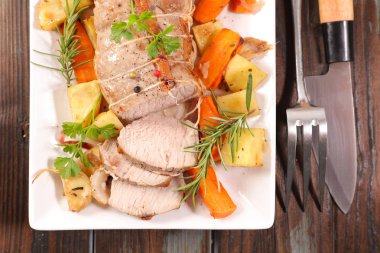 Çiğ dana ya da domuz filetosu patates, havuç ve sarımsaklı.