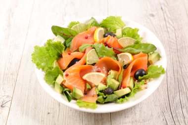 Somon, avokado ve zeytinli salata.