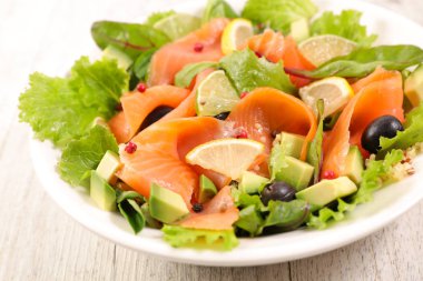 Somon, avokado ve zeytinli salata.