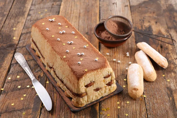 Bolo Tiramisu Festivo Fundo Madeira — Fotografia de Stock