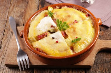 Tartiflette, fırında patates, pastırma ve peynirli.