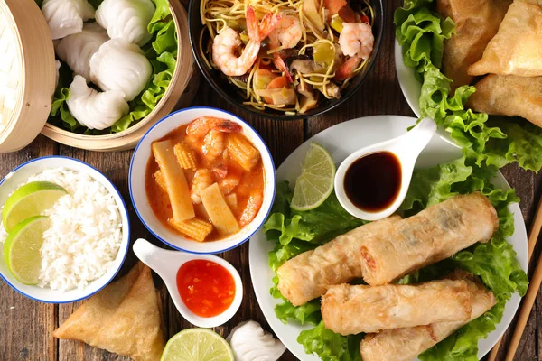 Verschiedene Asiatische Speisen Mit Frühlingsrolle Suppe Garnelen Reis — Stockfoto