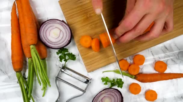 Färska morötter med blad — Stockvideo