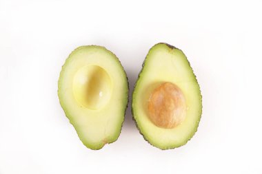 Çiğ avokado beyaz arkaplanda izole edilmiş.