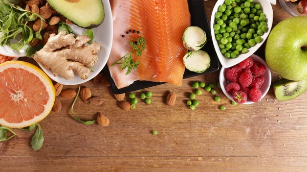 Egészséges Élelmiszerek Kiválasztása Lazac Gyümölcs Zöldségfélékkel — Stock Fotó