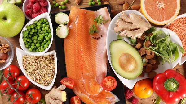 somon, meyve ve sebzeli sağlıklı yiyecek seçimi