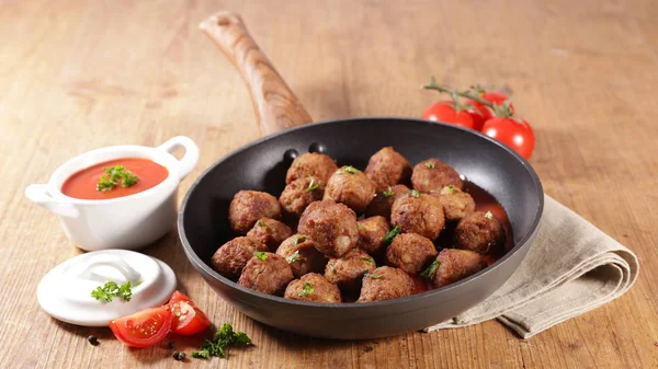 Albóndigas Fritas Con Salsa Tomate —  Fotos de Stock