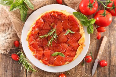 Fesleğen ve biberiyeli domatesli kiş