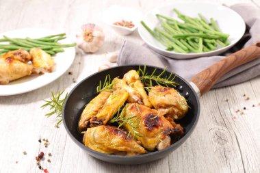 Izgara tavuk budu ve yeşil fasulye.