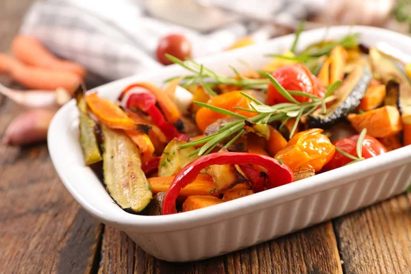 Verduras Asadas Hierbas Sobre Fondo Madera — Foto de Stock