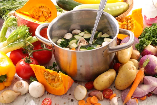 Panela Cozinha Com Vegetais Crus Para Sopa — Fotografia de Stock