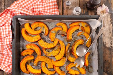 Kızarmış balkabağı dilimleri ve baharatlar.