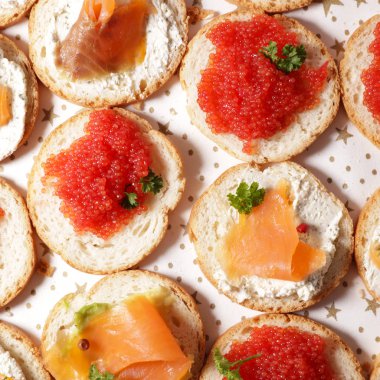 Somon ve havyarlı şenlikli kanepe, iştah açıcı açık büfe.