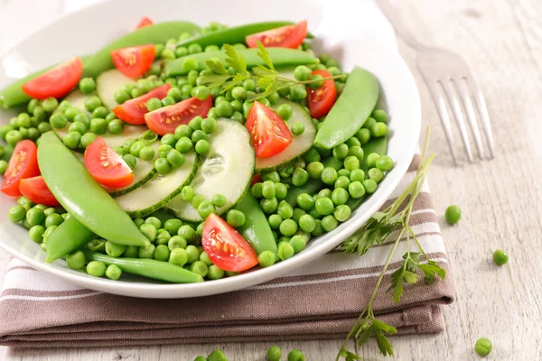 Groene Bonen Komkommers Erwtensalade — Stockfoto