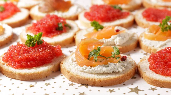 Festlicher Canape Mit Lachs Und Kaviar Vorspeisen Und Abendessen Buffet — Stockfoto