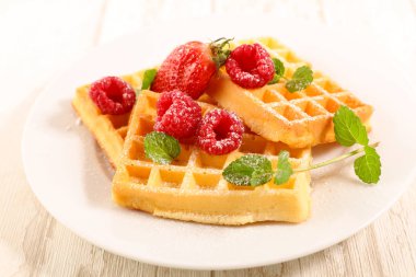 Ahududu ve nane ile gözleme