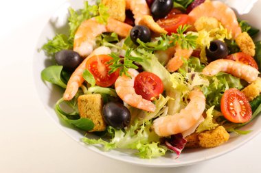 Marullu karides salatası, domates, zeytin ve kızarmış ekmek.